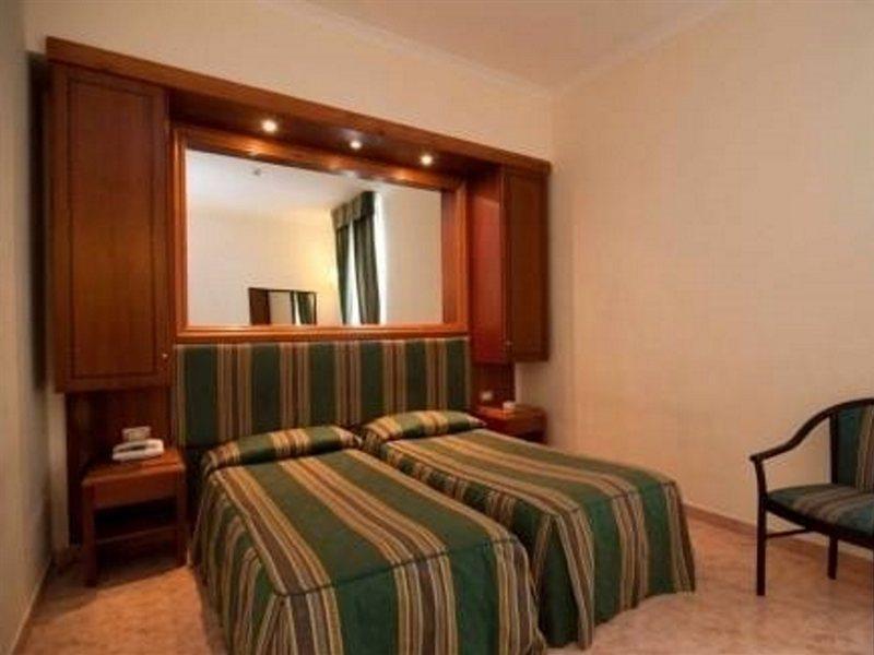 Raeli Hotel Lux Рим Екстер'єр фото