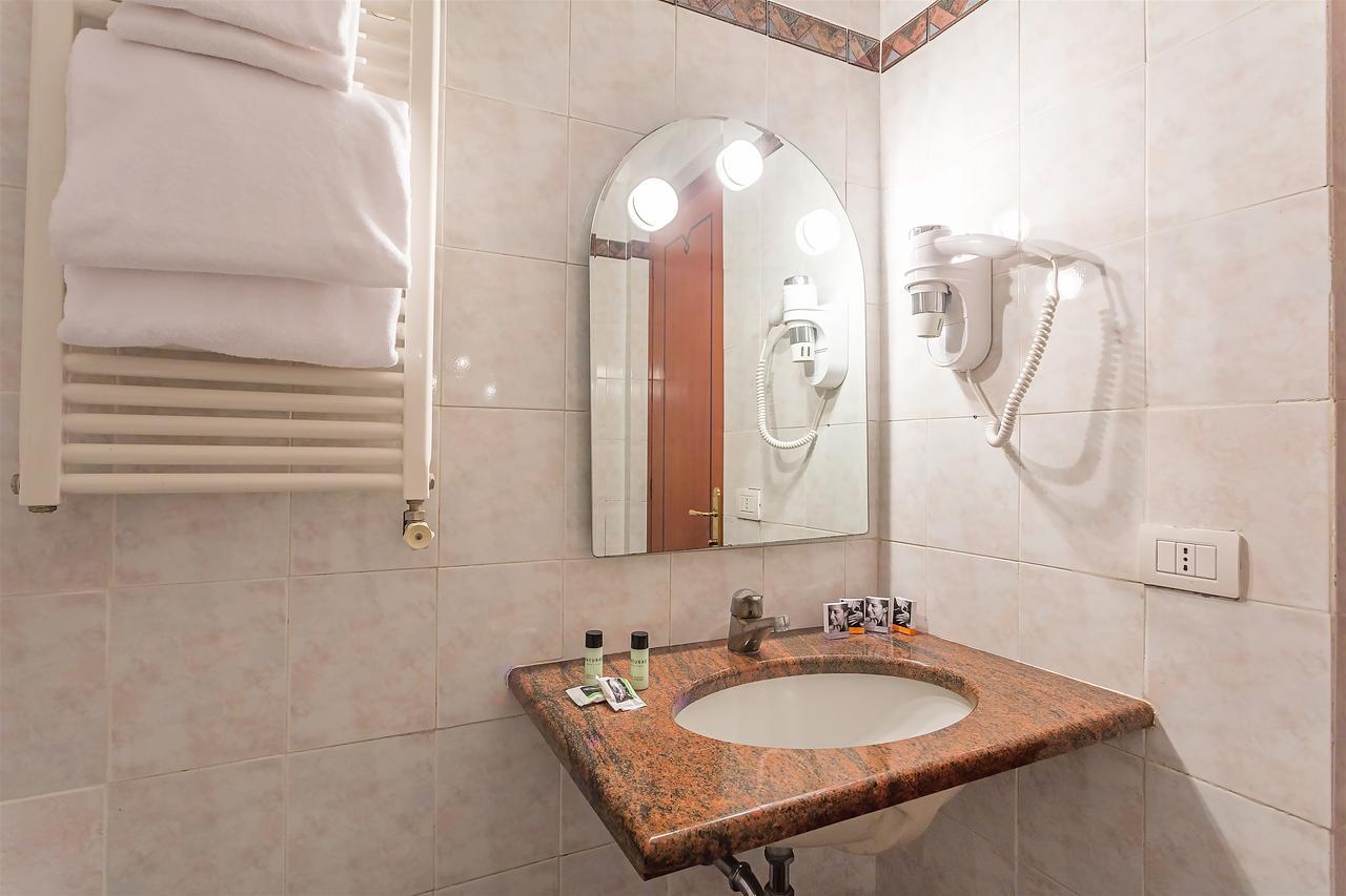 Raeli Hotel Lux Рим Екстер'єр фото
