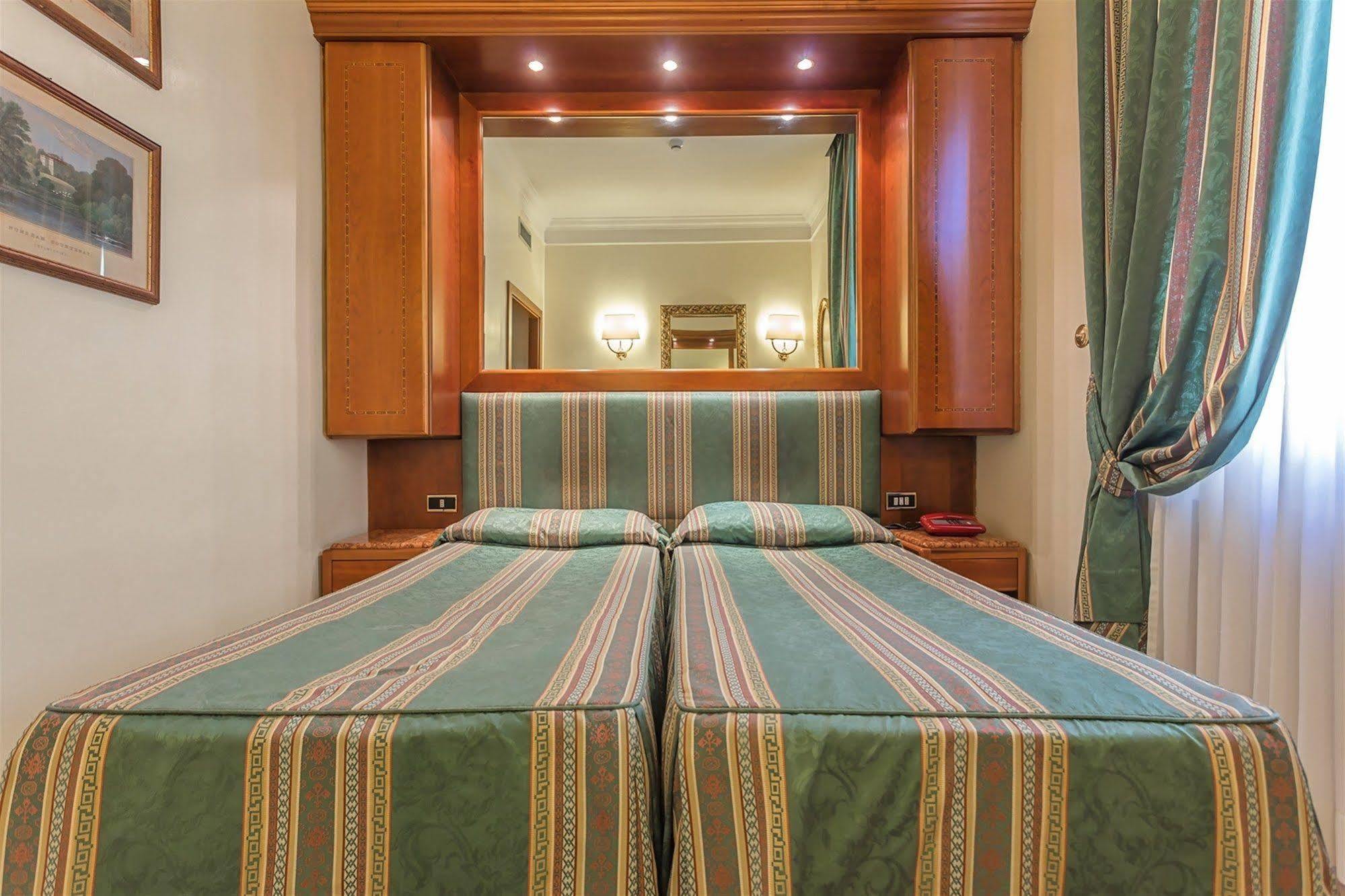 Raeli Hotel Lux Рим Екстер'єр фото