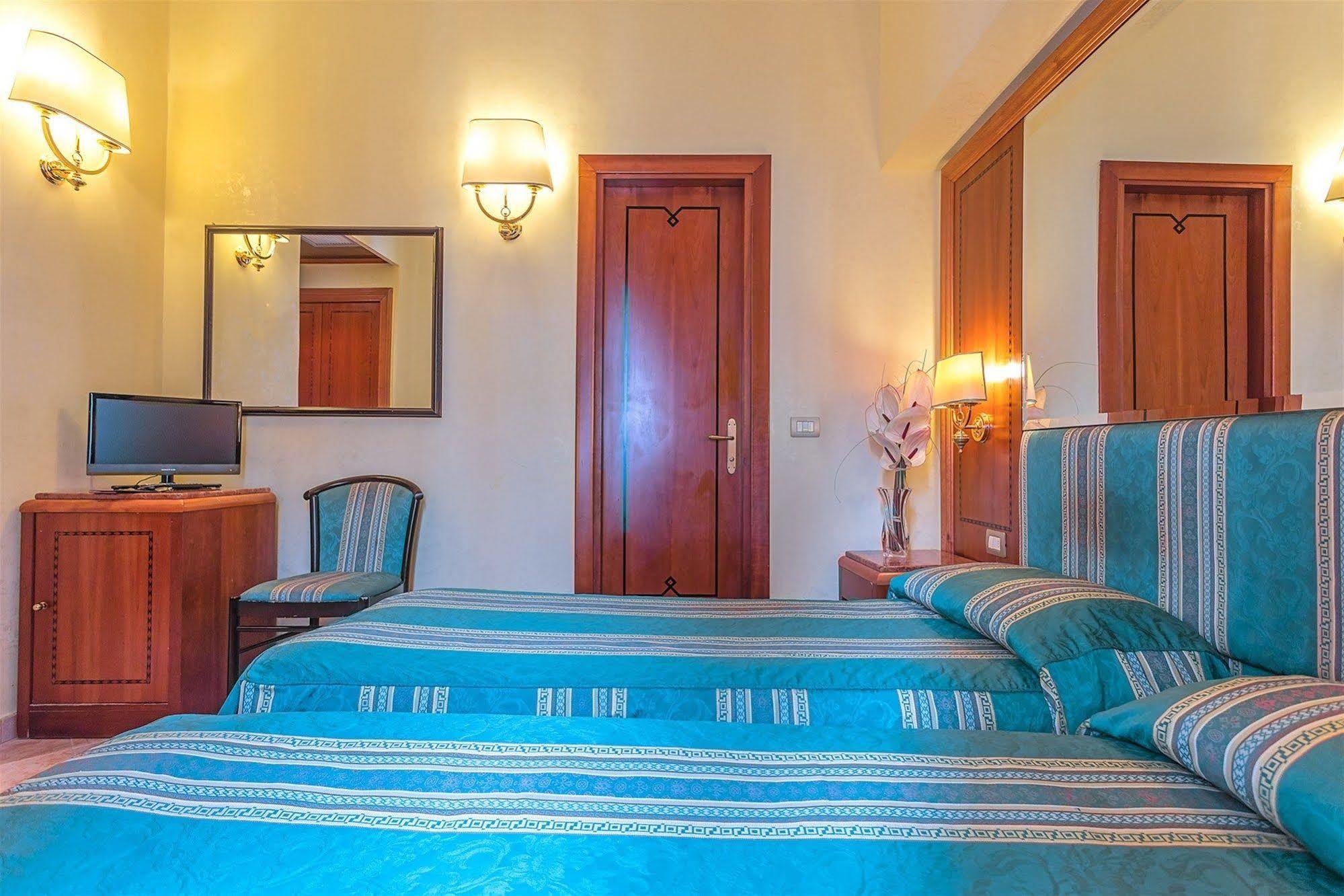 Raeli Hotel Lux Рим Екстер'єр фото