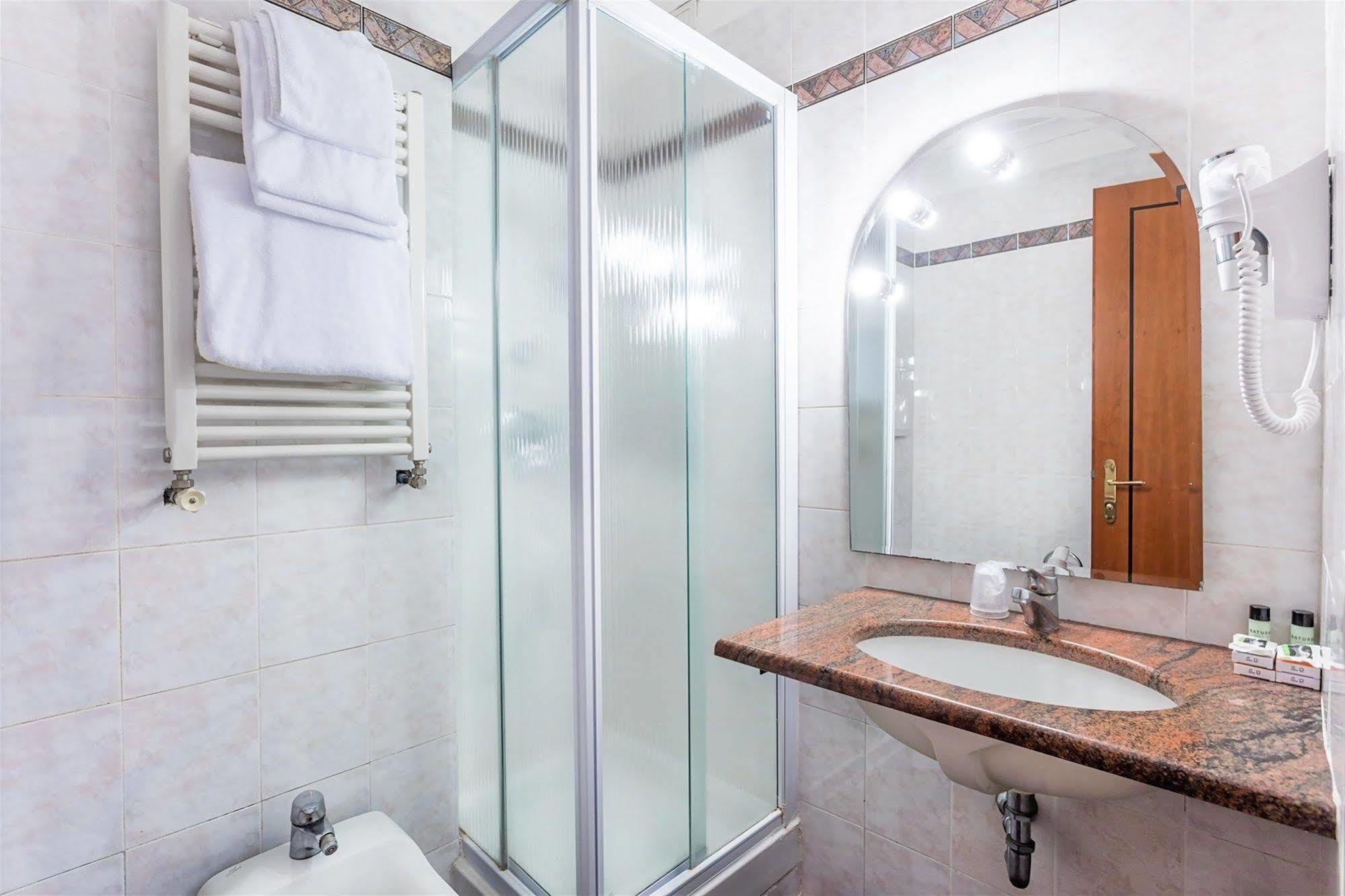 Raeli Hotel Lux Рим Екстер'єр фото
