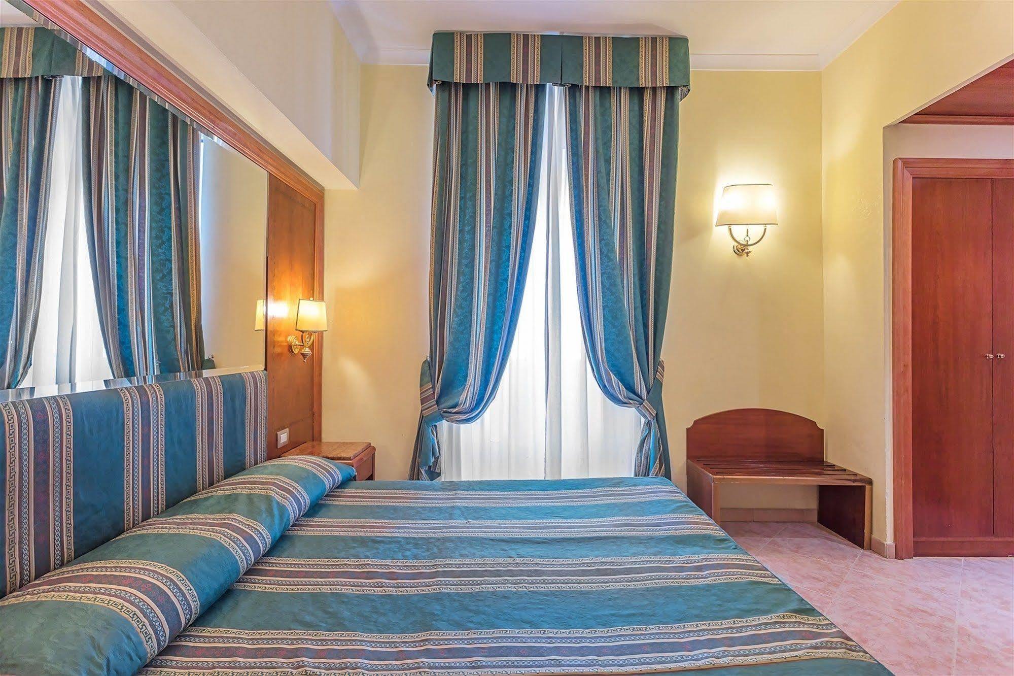 Raeli Hotel Lux Рим Екстер'єр фото