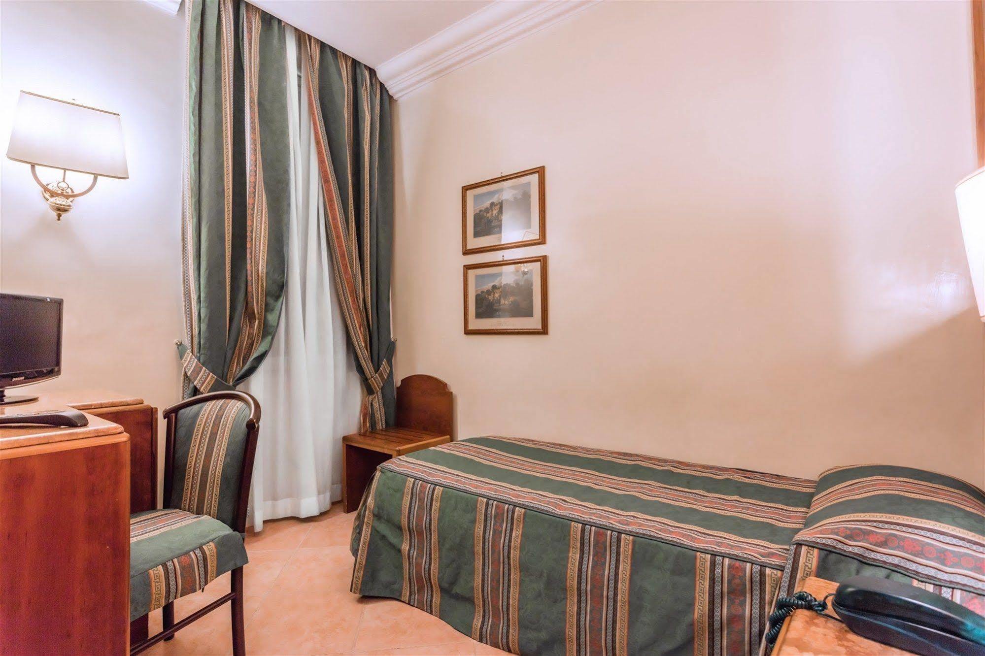 Raeli Hotel Lux Рим Екстер'єр фото